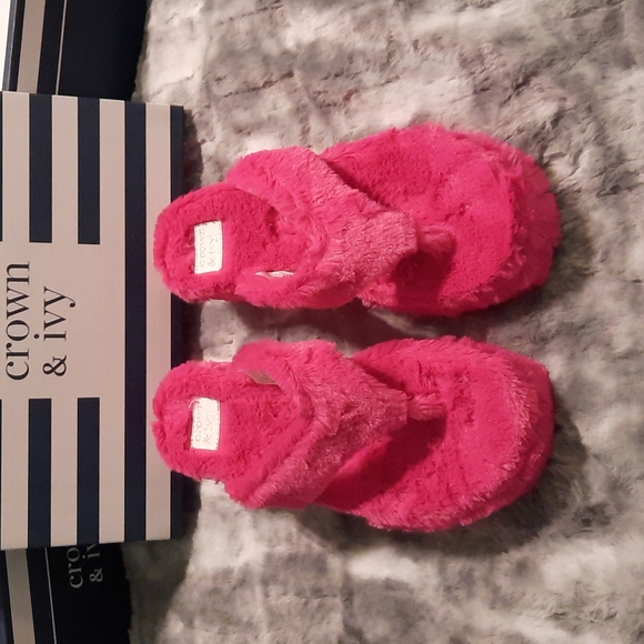 crown & ivy Shoes - Crown & Ivy "Tessa" Plush Slipper In Fuschia 8.5M